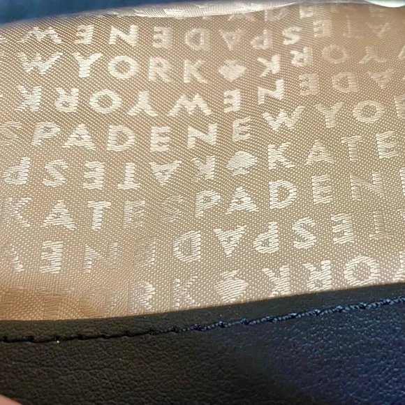 Kate Spade Wristlet with 4 compartments and credit card holder - Picture 7 of 9